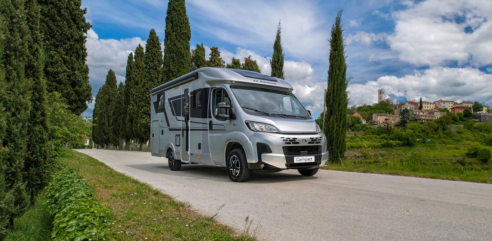 【なおみ様用】ADRIA アドリア　キャンピングカー　付属の肌掛け ブラックのボディがイカシタアドリア540は、インテリアも黒革の